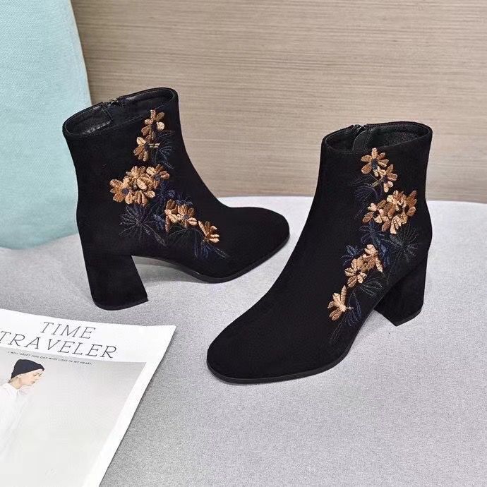 🥰【35-40】Botas de invierno de terciopelo bordadas a mano para mujer: botas de nieve de ante, suela de goma antideslizante, tacón de 5 cm, aptas para uso en interiores y exteriores.