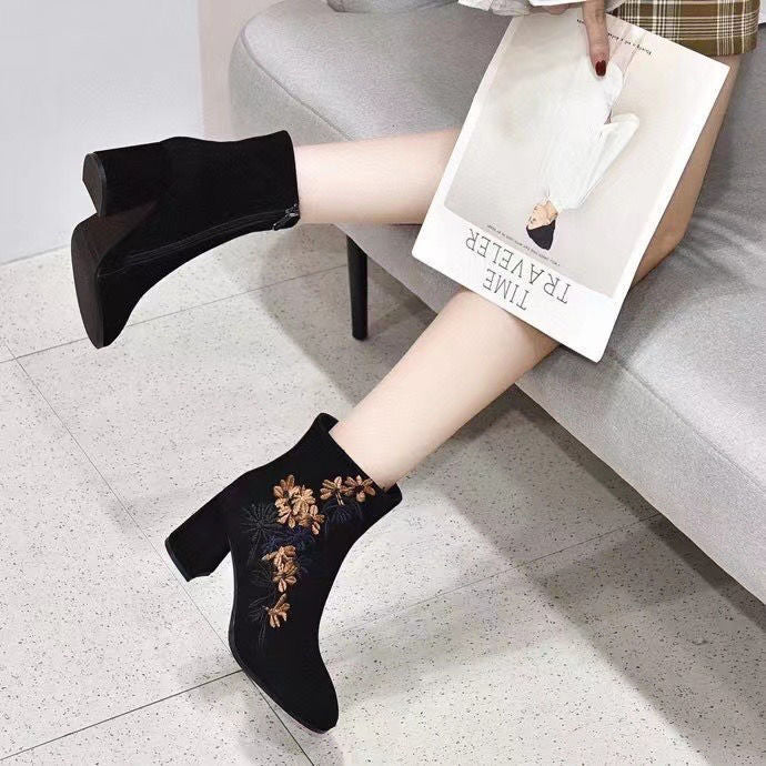 🥰【35-40】Botas de invierno de terciopelo bordadas a mano para mujer: botas de nieve de ante, suela de goma antideslizante, tacón de 5 cm, aptas para uso en interiores y exteriores.