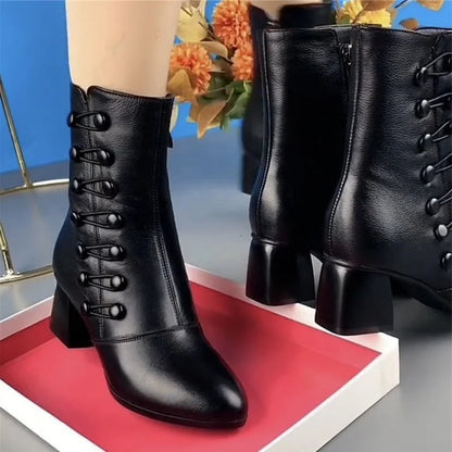 🔥[Artículo más vendido] Botas de moda para mujer, confeccionadas en cuero suave y adornadas con un llamativo diseño de botones.
