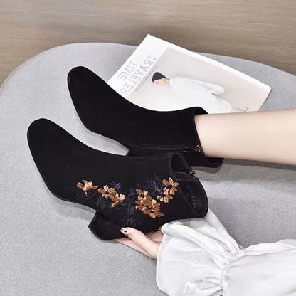 🥰【35-40】Botas de invierno de terciopelo bordadas a mano para mujer: botas de nieve de ante, suela de goma antideslizante, tacón de 5 cm, aptas para uso en interiores y exteriores.