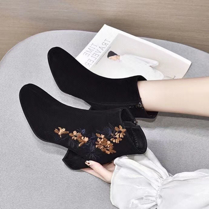 🥰【35-40】Botas de invierno de terciopelo bordadas a mano para mujer: botas de nieve de ante, suela de goma antideslizante, tacón de 5 cm, aptas para uso en interiores y exteriores.